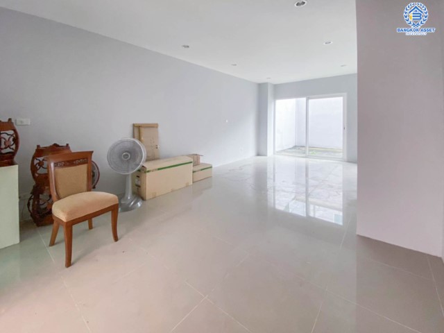 *****ทาวน์เฮ้าส์มือสองย่านนนทบุรี ม. ดิเอ็กคลูซีฟ รัชดา-วงส์สว่าง บ้านสวยพร้อมเข้าอยู่ บนเนื้อที่กว่า 24.40 ตร.ว.  พื้นที่ใช้สอยกว้างถึง 200 ตร.ม. 3 ห้องนอน 2 ห้องน้ำ 2 ที่จอดรถ บนทำเลโซนเมือง เดินทางสะดวกใกล้ร้านอาหาร เชื่อมต่อถนน วงศ์สว่าง, ติวานนท์, รัตนาธิเบศร์ ใกล้รถไฟฟ้าสายสีม่วงสถานี "แยกติวานนท์"